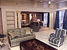 Obývací pokoj luxusní kajuty na výletní lodi pro boháe The World (únor 2002)