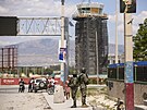 Vojáci steí vchod na mezinárodní letit v Port-au-Prince na Haiti. (4....