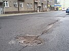 V J�chymov� je v katastrof�ln�m stavu povrch ulice K Lanovce. Silnice je...