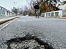 Silnice vedouc� z Husovy t��dy k plaveck�mu baz�nu v �esk�ch Bud�jovic�ch....