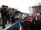 Ministr zemdlství Marek Výborný (KDU-SL) promluvil s demonstranty ped...