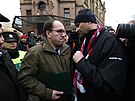Ministr zemdlství Marek Výborný (KDU-SL) hovoí s demonstrantem ped Úadem...