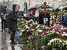 Lidé v Moskv picházeli ke hrobu zesnulého opoziního politika Alexeje...
