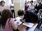 Uprchlíci z Náhorního Karabachu se registrují u erveného kíe v Jerevanu. (8....