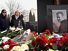 Lidé v Moskv pokládají kvtiny na hrob Navalného