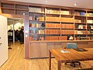 Knihovna i pracovna navazují na obývací pokoj.