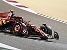Carlos Sainz z Ferrari v kvalifikaci Velké ceny Bahrajnu F1.