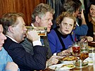 Bill Clinton spolen s Václavem Havlem a Madeleine Albrightovou na veei v...