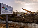 V r�mci stavby nov� cyklostezky byla u Olomouce s pomoc� t�k� techniky...