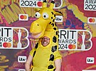 Komik Rob Beckett piel v kostýmu irafy. (Brit Awards, Londýn, 2. bezna 2024)