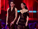 Hereka Alison Oliverová a zpvaka Charli XCX (Brit Awards, Londýn, 2. bezna...