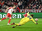 Harry Kane z Bayernu stílí dalí gól svého týmu do sít Lazia.