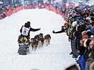 Jason Mackey se zdraví s diváky na startu musherského závodu Iditarod.