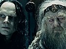 Bernard Hill jako rohanský král Théoden (vpravo) a Brad Dourif jako Gríma v...