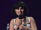 Letoní Brit Awards ovládla zpvaka Raye, získala rekordních est cen. (2....