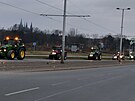 Kolony traktor jedoucí po Letenské pláni