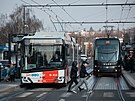 Slavnostn� zah�jen� provozu trolejbus� na trase N�dra�� Veleslav�n - Leti�t�...