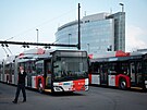 Slavnostn� zah�jen� provozu trolejbus� na trase N�dra�� Veleslav�n - Leti�t�...