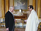 Britský král Karel III., alírský velvyslanec Nourredine Yazid a jeho manelka...