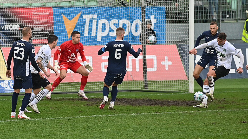 Slovácký obránce Stanislav Hofmann b�hem utkání s Karvinou.