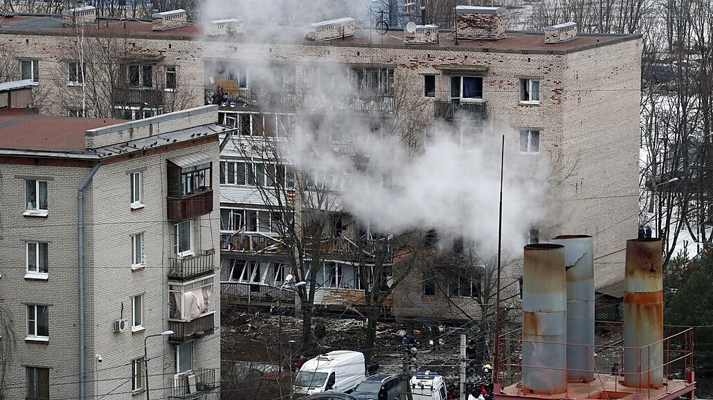 V ruském Petrohradu se po explozi zítila ást domu. Na místo vyrazili hasii,...