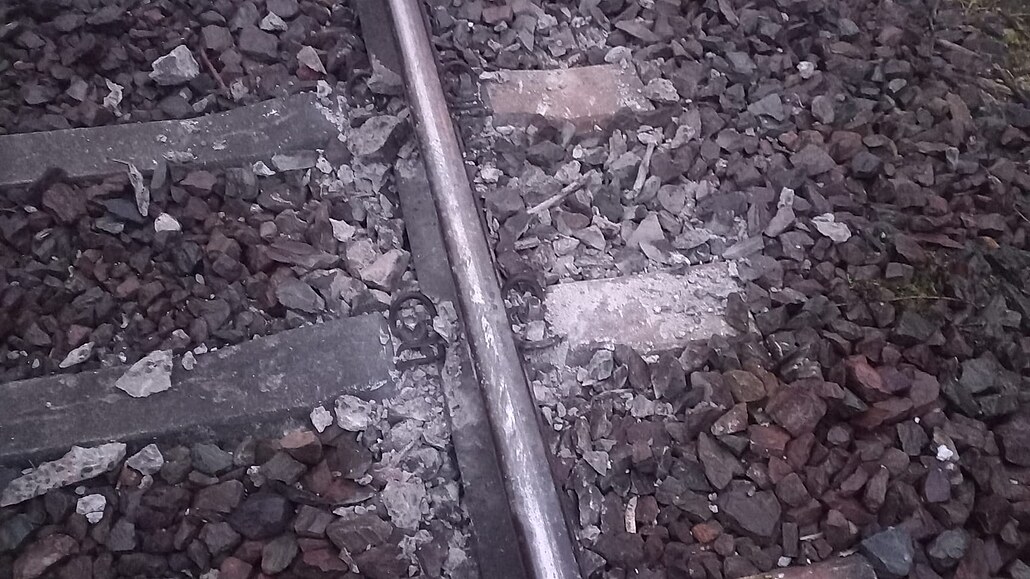 Vlak narazil na trati mezi Plzni a Vejprnicemi do betonové pekáky.
