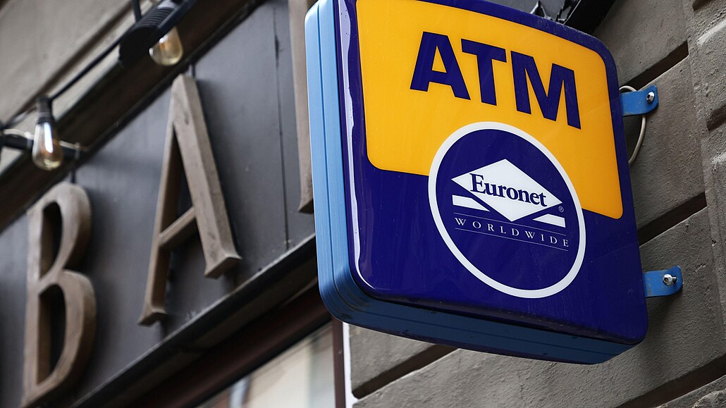 Nkteré banky doporuují klientm nevybírat peníze z bankomat spolenosti...