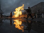 Ukrajinští hasiči u hořícího plynovodu po ruském raketovém útoku na Kyjev (2....