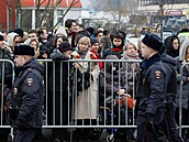 Lidé se shromažďují před kostelem v Moskvě, kde se má uskutečnit poslední...