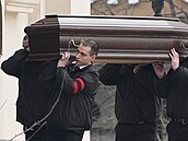 Pracovníci pohřební služby přinášejí rakev ruského opozičního předáka Alexeje...