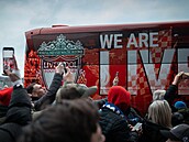 Fotbalisté Liverpoolu pijídjí na Letnou v klubovém autobusu.