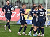 Fotbalisté Slovácka se radují z gólu v utkání proti Karviné.