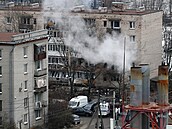 V ruském Petrohradu se po explozi zřítila část domu. Na místo vyrazili hasiči,...