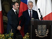 Emmanuel Macron a Petr Pavel po setkání v Praze. (5. března 2024)