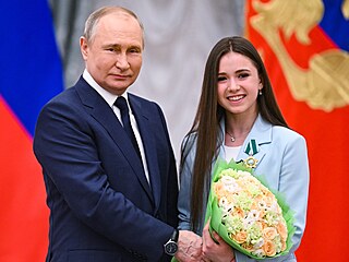 Kamila Valijevová v roce 2022, kdy ji dekoroval ruský prezident Vladimir Putin.