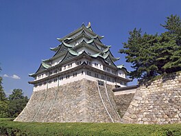 Z Nagojského hradu v prefektu�e Ai�i nedýchá majestát uplynulých staletí. Jako...