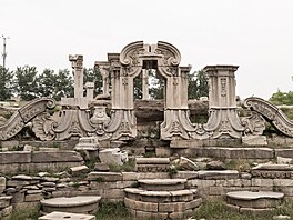 I ruiny roztrou�ené v pekingském parku nazna�ují, �e starý letní palác z dob...