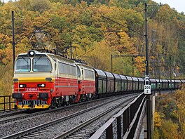 Ucelený pr�b�ný vlak s uhlím z Nového Sedla u Lokte do Plzn� p�i pr�jezdu...