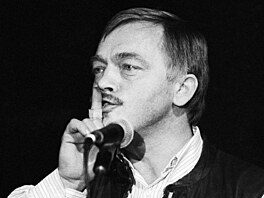 Karel Kryl a "Koncert pro v�echny slu�ný lidi" v pra�ské Sportovní hale. V...