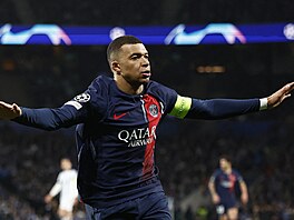 Kylian Mbappé slaví gól do sít� Realu Sociedad, kterým poslal PSG do vedení.