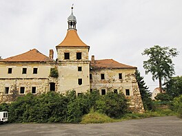 V roce 2005 p�evzala památkov� chrán�ný zámek za symbolickou jednu korunu obec...