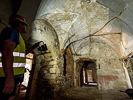 Ten jej v�ak nechal bez údr�by stále více chátrat.