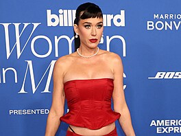 Katy Perry na cenách Billboard Women in Music (Inglewood, 6. bezna 2024)