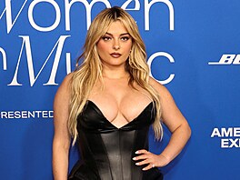 Bebe Rexha na cenách Billboard Women in Music (Inglewood, 6. bezna 2024)