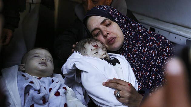 Palestinsk matka Rania Ab Anzaov se svmi dvojaty, kter zahynula pi izraelskm nletu (3. bezna 2024)
