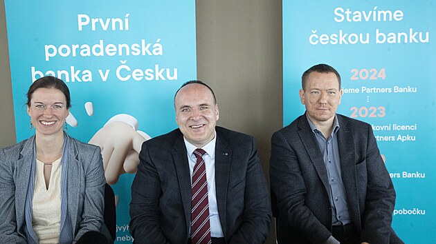 Představení Partners Banky. Na fotografii Lada Kičmerová, která má na starosti marketing banky, generální ředitel banky Marek Ditz a spoluzakladatel Partners Petr Borkovec. (6. března 2024)