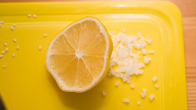 Citron a sl jsou vborn kamardi pi itn skvrn.