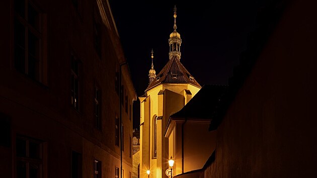 Ve St�nadelsk� trilogii � knih�ch Z�hada hlavolamu, St�nadla se bou�� a Tajemstv� Velk�ho Vonta � se v �zk�ch, temn�ch a k�ivolak�ch uli�k�ch se star�mi lucernami proh�n� soupe��c� Vontov� i Rychl� ��py hledaj�c� je�ka v kleci a l�taj�c� kolo Jana Tleska�e. (10. prosince 2021)