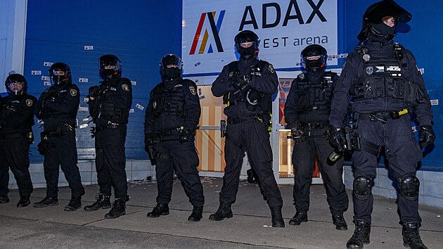 Stadyuma mühürlü bir giriş ve ağırlarla bir savaş.  Brno'daki taraftarlar isyan etti