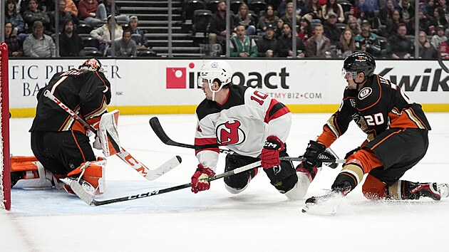Brank Anaheim Ducks Luk Dostl krot puk v zpase s New Jersey Devils.